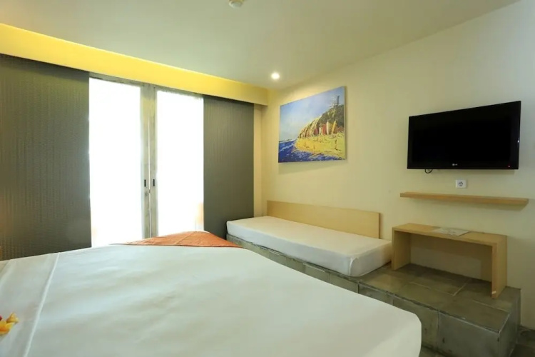 RedDoorz Plus near Kuta Square