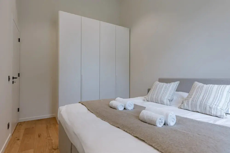 Stunning Seafront Apartment With Modern Comforts and Dike Views