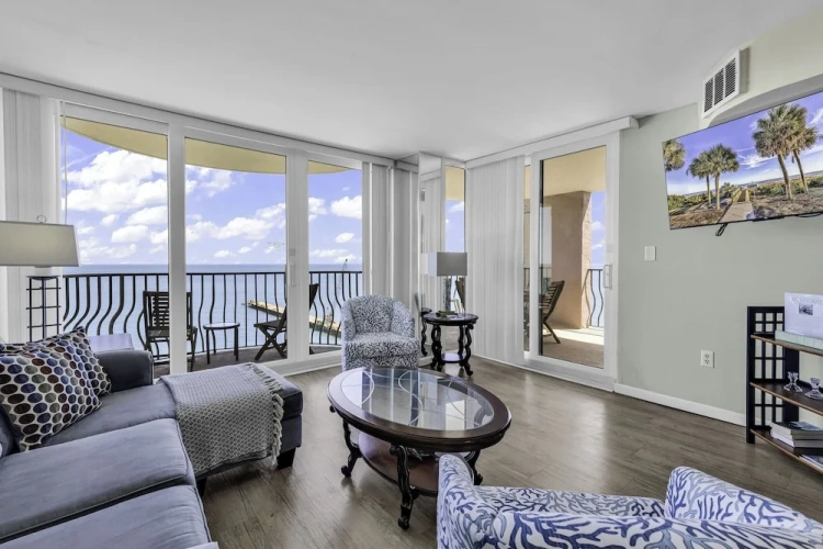 3 Bedrooms Standard Family room with balcony and with ocean view