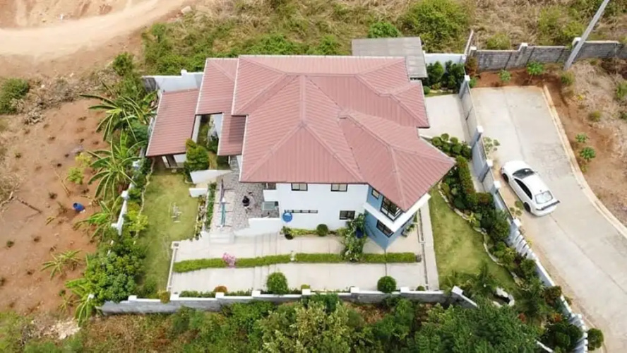 Villa - Sleeps 10 - Communal Pool - Parking