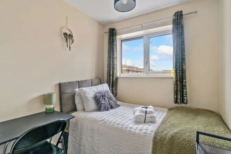 House - Sleeps 7 - Garden - Parking