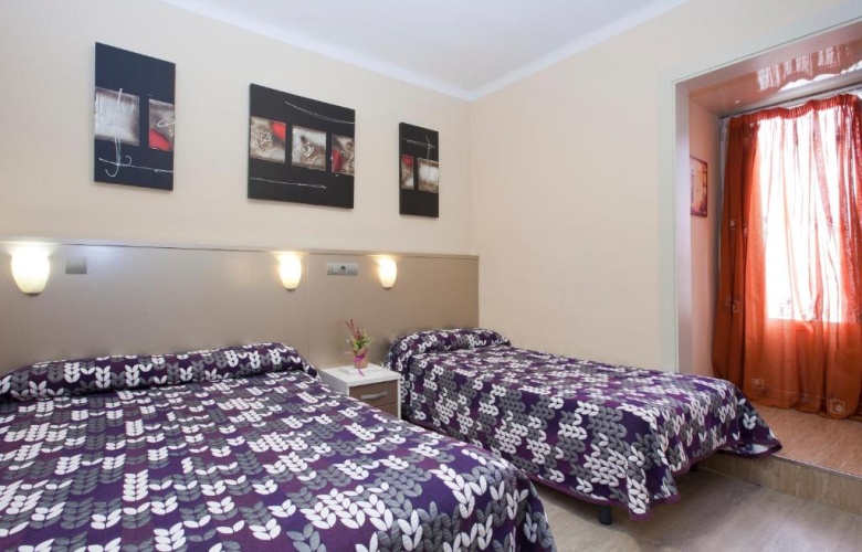 Standard Triple room