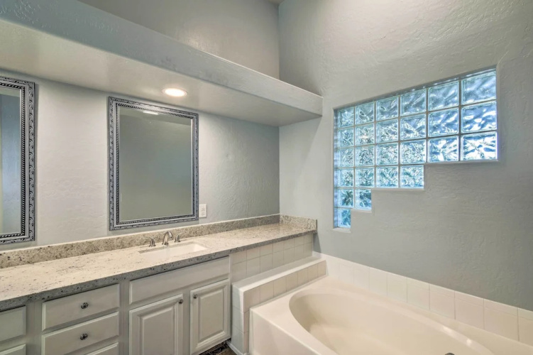 6 Mi to Downtown: Condo w/ Patio in Tempe!