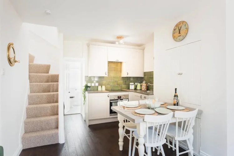 Host Stay Coombe Cottage