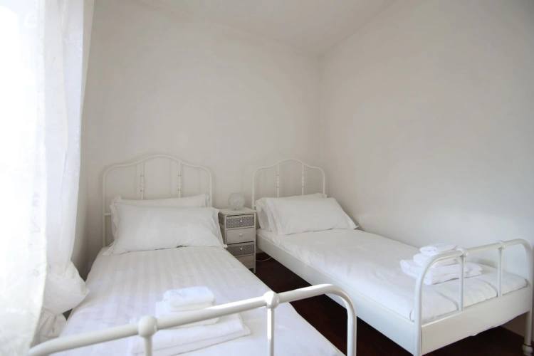 2 Bedrooms Quadruple Cottage