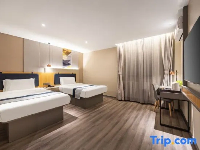 Standard Twin room with street view
