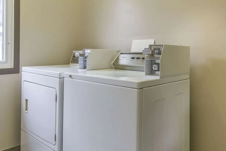 Econo Lodge Inn & Suites