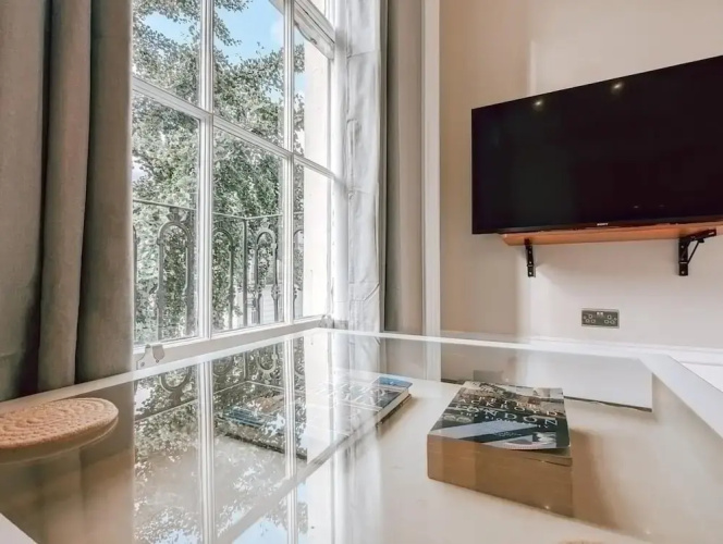 The Modern and Bright Warwick Way Apartment