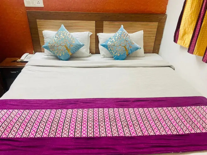 Goroomgo White Elephant Inn Noida