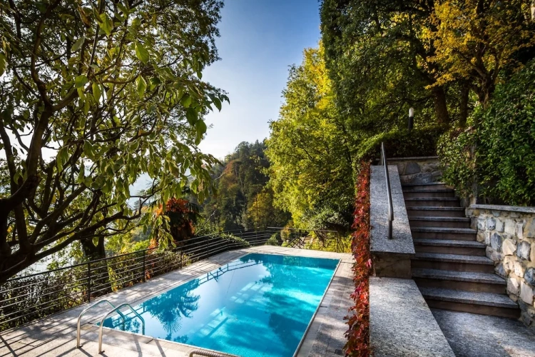 4 Bedrooms Villa with lake view