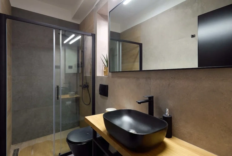 5 Bedrooms Villa