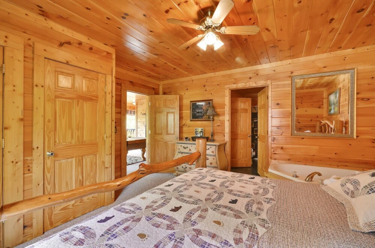 Spacious Cubby Bear Cabin with Private Hot Tub by Redawning
