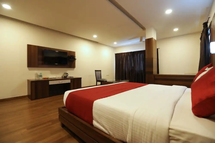 OYO 15909 The Traders Hotel