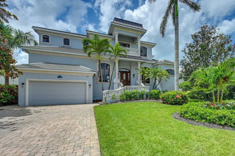 Waterfront Stunner: Effortless Elegance in Naples!