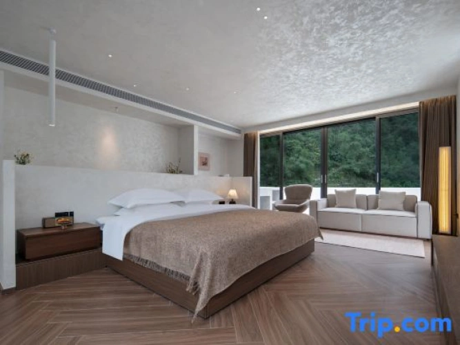 2 Bedrooms Suite with mountain view