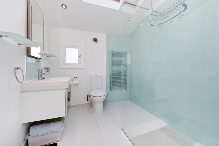 Bright & Spacious 5 Bed House in Charming Putney