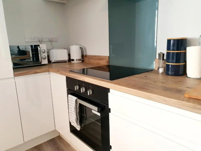 Beautiful Modern Studio Town Centre Close to Beach