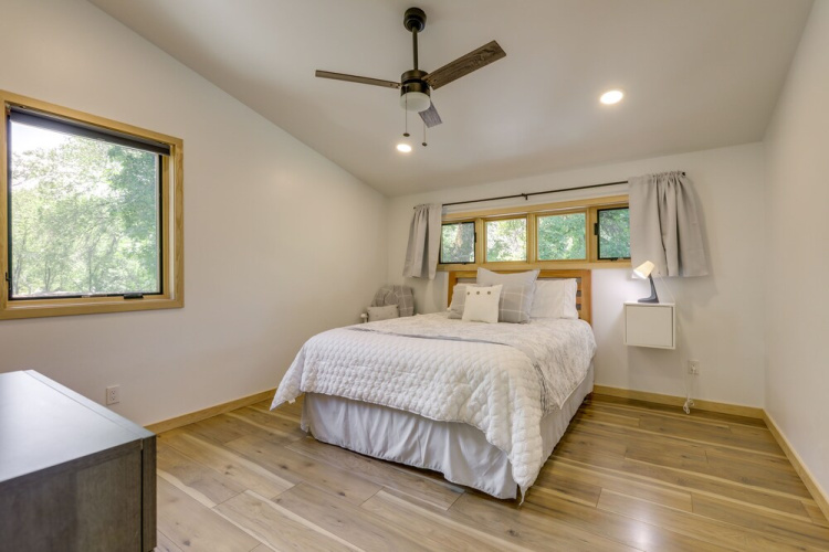 New Castle Getaway w/ Grill & Mountain Views!