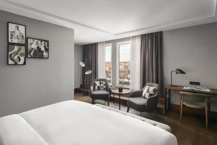 1 Bedroom Double Club Suite with balcony