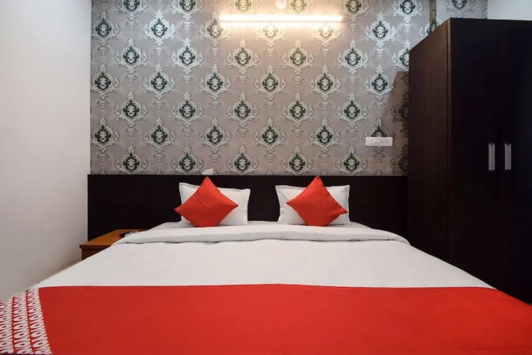 OYO 28143 Hotel Abhinam
