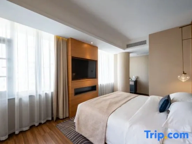 Deluxe Double room with city view