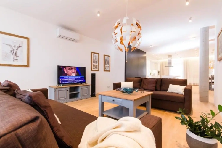 4 Bedrooms Apartment with balcony