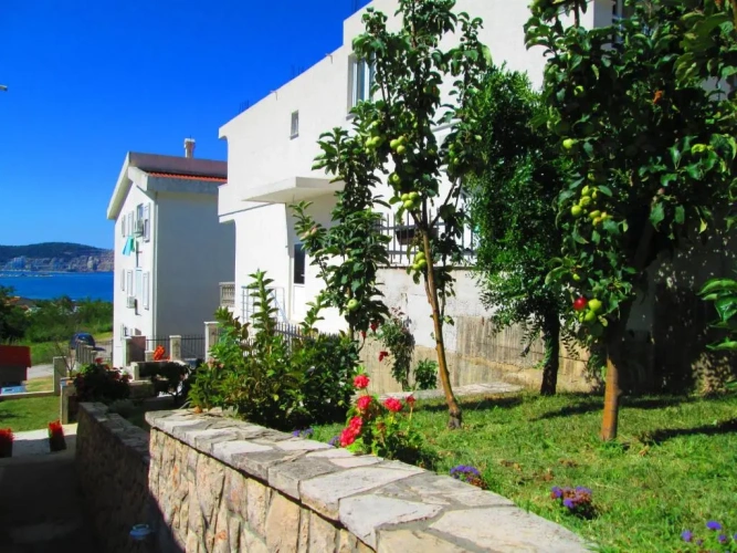 Apartment with balcony and with sea view
