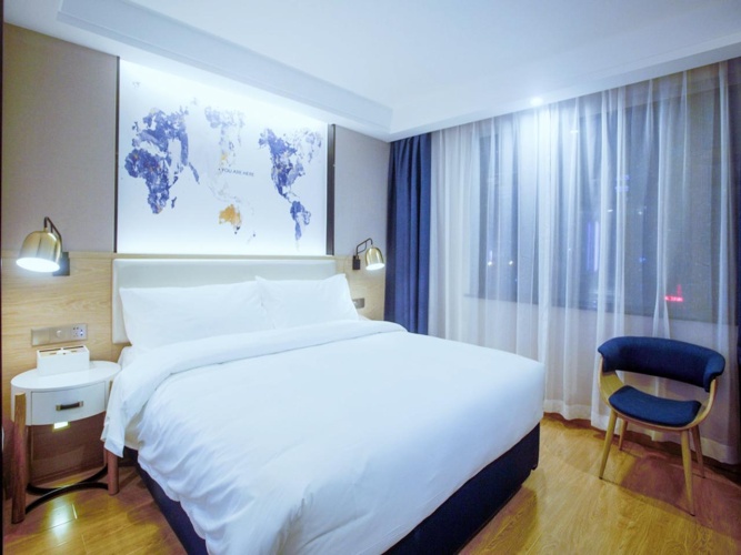 Standard Twin room with street view