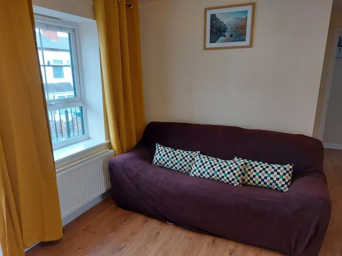 House, Sleeps 3 With Balcony and Parking