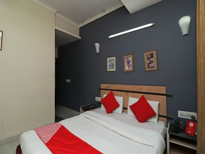 Hotel Girish
