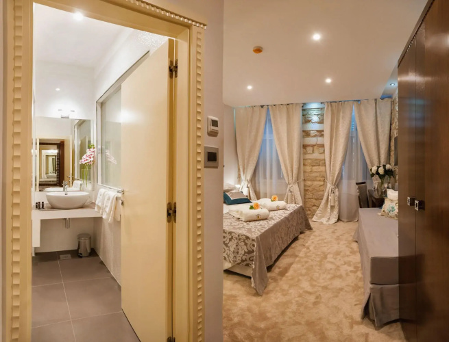 Antique Split Luxury Rooms