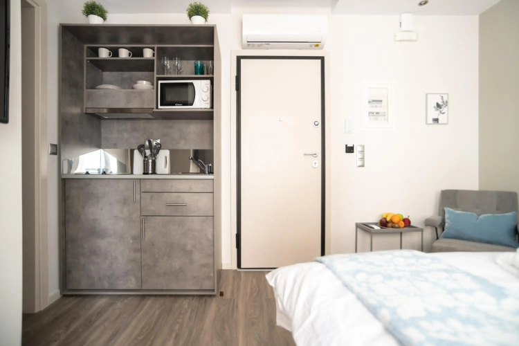 A13 Pristine & Sunny 30m2 flat near Syntagma sq