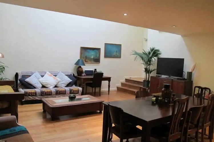 MONIKA, 1BDR Collingwood Apartment