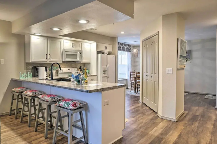 Lakefront Branson Condo w/ Porch & Dock Access