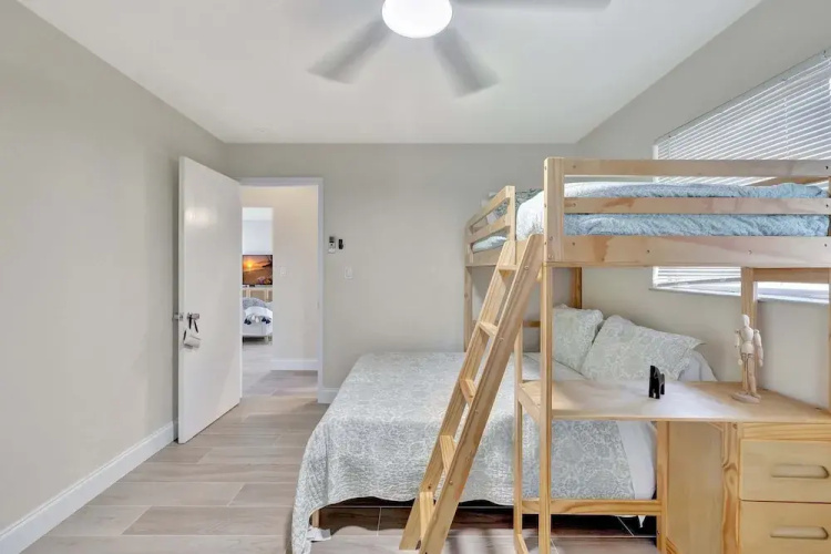 Pompano Beach Bungalow for 5!