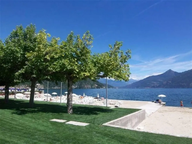 Apartment with lake view