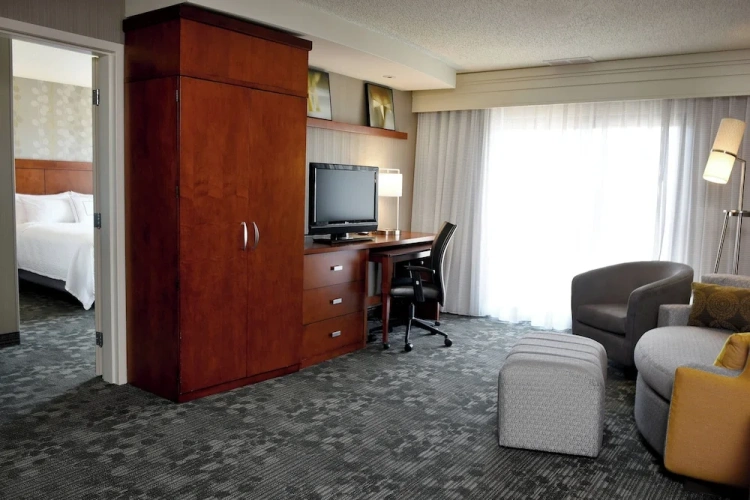 1 Bedroom Suite with balcony and with courtyard view