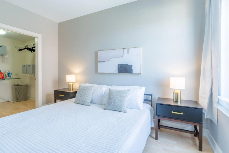 King Bed | Garage | Wifi | Skywalk Access & More!