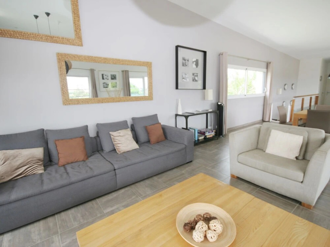 Beautiful Modern Villa With Pool, Jacuzzi and a Luxury Kitchen Island