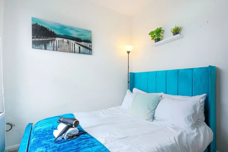 Remarkable 5-bed House in Luton