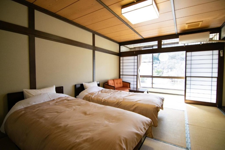 Twin room with mountain view