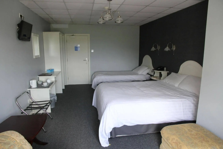5 Corners Guest Inn