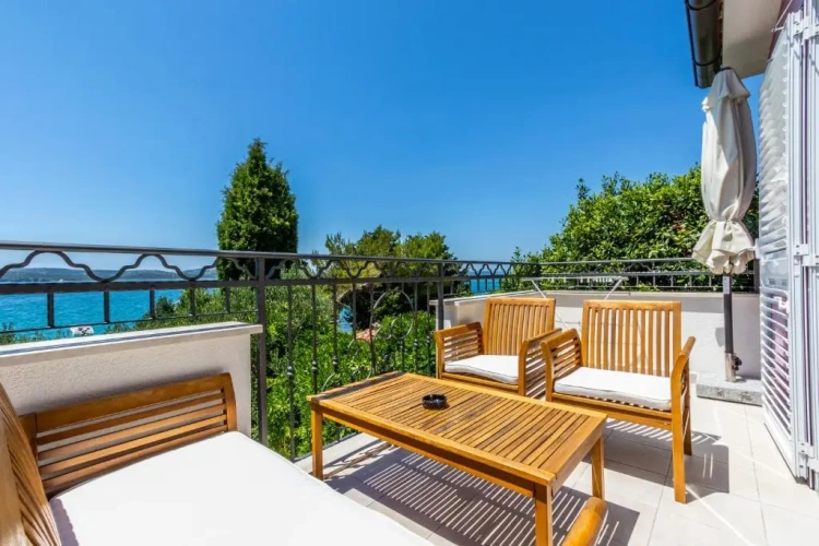 Apartment with sea view