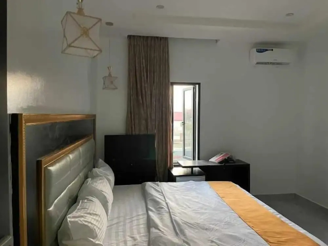 London Base Villa