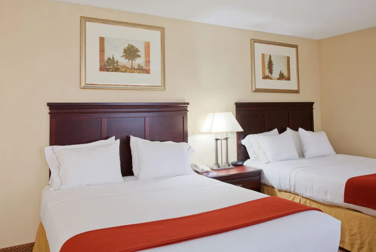 Holiday Inn Express Hotel & Suites Lucedale