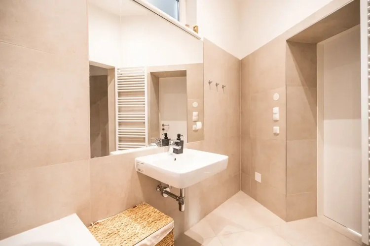Rochus Stylish Stays