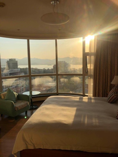 Suite with lake view