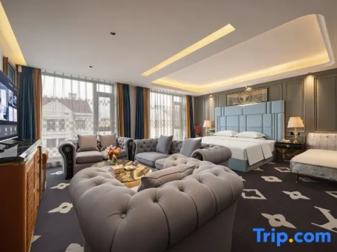 Deluxe Suite