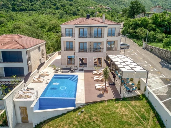 Deluxe Apartment