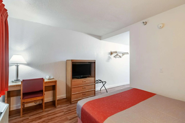 Motel 6 Naperville, IL